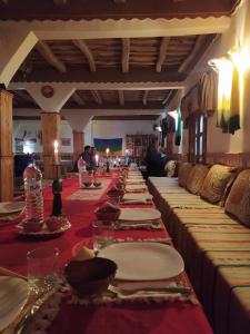 מסעדה או מקום אחר לאכול בו ב-Maison La Vallée Des Figues Dadès