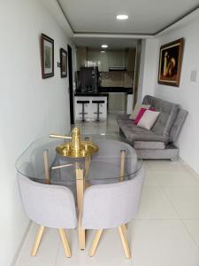 een glazen tafel en 2 stoelen in de woonkamer bij Apartamento cerca al Centro comercial Nuestro Cartago in Cartago
