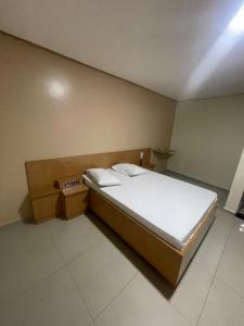 ein Schlafzimmer mit einem großen Bett in einem Zimmer in der Unterkunft Hotel Kiss Sapopemba in São Paulo