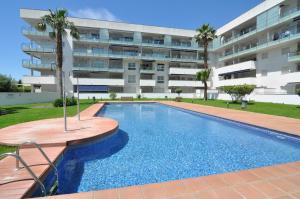 een zwembad voor een appartementencomplex bij RNET - 402 - Porto Marina - Roses Costa Brava in Roses