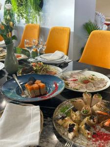 Makanan di atau berdekatan hotel