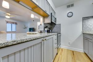 Una cocina o kitchenette en Walkable Calabash Condo with Pool Access!