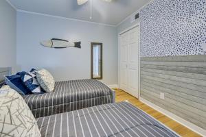 Una cama o camas en una habitación de Walkable Calabash Condo with Pool Access!