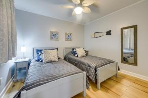 Postel nebo postele na pokoji v ubytování Walkable Calabash Condo with Pool Access! + 18 fotografií