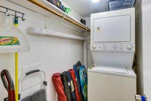 Una cocina o kitchenette en Walkable Calabash Condo with Pool Access!