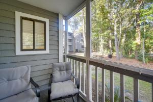 Un balcón o terraza en Walkable Calabash Condo with Pool Access!