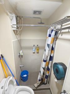 une salle de bain avec toilettes et rideau de douche dans l'établissement Best inn CEBU Avida Riala Tower 2 716, à Cebu