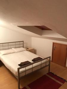 1 dormitorio con 1 cama grande con sábanas blancas en 4 bedroom town house Vale de Parra, close to Gale AT22, en Guia