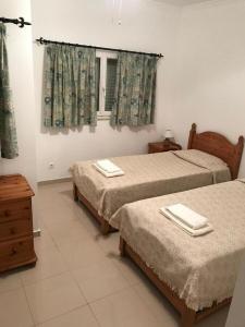 um quarto com duas camas e uma janela em 4 bedroom town house Vale de Parra, close to Gale AT22 na Guia