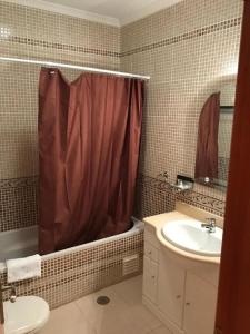 baño con lavabo y cortina de ducha en 4 bedroom town house Vale de Parra, close to Gale AT22, en Guia