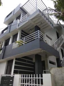 un gran edificio blanco con balcón. en Immanuel Home Stay, en Kochi