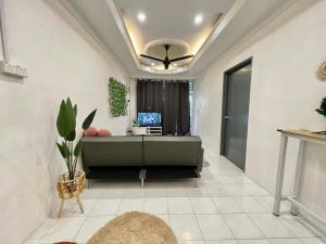 a living room with a couch and a television at Cozy64#6pax#Netflix#NearAeonAlma#BM#5kmtoIconicPoint in Bukit Mertajam