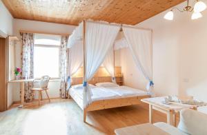 una camera da letto con un letto a baldacchino di Garni Tschutscherhof a Laion