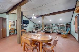 uma sala de jantar com uma mesa de madeira e cadeiras em Bunkhouse-Style Studio in Elkins Near ATV Trails! em Elkins
