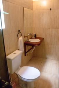 La salle de bains est pourvue de toilettes et d'un lavabo. dans l'établissement Vila Pepouze Hostel, à Morro de São Paulo