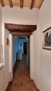 un corridoio in una casa con soffitti in legno e un hallwayngthngthngthngthngthngthngthngth di Casa vacanze “La casetta di Anna” a Castel Viscardo
