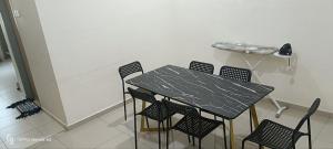 にあるRwb Segamat homestayの黒いテーブル(椅子付)、水晶のテーブル