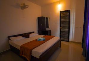 1 dormitorio con 1 cama grande con manta marrón en Karapuzha Homestay, en Meenangadi