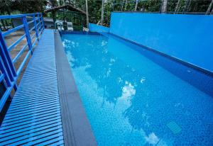 una gran piscina azul con un azul claro en Karapuzha Homestay, en Meenangadi