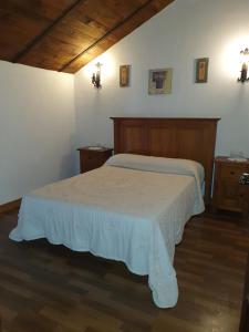 um quarto com duas camas e duas mesas de cabeceira em Las Cuevas de El Bosque em El Bosque