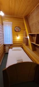 a small room with a bed and a window at Лелеч in Tatariv