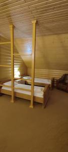 a room with two bunk beds in a building at Лелеч in Tatariv
