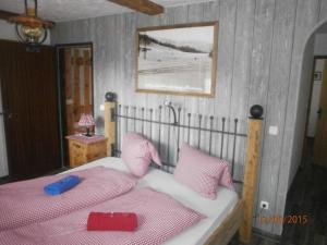 a bedroom with a bed with pink and white pillows at Haus Mehrl in Mauterndorf