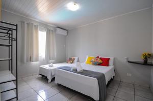 En eller flere senge i et værelse på 12 hóspedes - PISCINA tratamento com água salgada - Cozinha GOURMET - 4 QUARTOS - 3 BANHEIROS - GARAGEM - ESCRITORIO - 2,1 km do Cataratas JL Shopping + 38 billeder