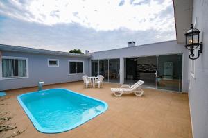 Swimmingpoolen hos eller tæt på 12 hóspedes - PISCINA tratamento com água salgada - Cozinha GOURMET - 4 QUARTOS - 3 BANHEIROS - GARAGEM - ESCRITORIO - 2,1 km do Cataratas JL Shopping