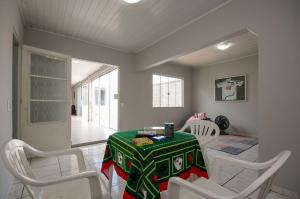 Et opholdsområde på 12 hóspedes - PISCINA tratamento com água salgada - Cozinha GOURMET - 4 QUARTOS - 3 BANHEIROS - GARAGEM - ESCRITORIO - 2,1 km do Cataratas JL Shopping