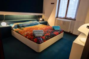 a bedroom with a bed with two pillows on it at 181 - Casa Arcobaleno tra le Alpi, Piste da sci a 15 minuti in Castione della Presolana