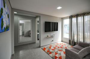 Et tv og/eller underholdning på 12 hóspedes - PISCINA tratamento com água salgada - Cozinha GOURMET - 4 QUARTOS - 3 BANHEIROS - GARAGEM - ESCRITORIO - 2,1 km do Cataratas JL Shopping