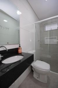 Et badeværelse på 12 hóspedes - PISCINA tratamento com água salgada - Cozinha GOURMET - 4 QUARTOS - 3 BANHEIROS - GARAGEM - ESCRITORIO - 2,1 km do Cataratas JL Shopping