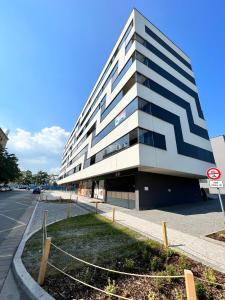 un gran edificio al lado de una calle en Luxury Pearl with Parking place in Holešovice, en Praga