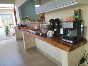 eine Küche mit einer Theke und einer Kaffeemaschine in der Unterkunft Pousada Paraiso in Alto Paraíso de Goiás