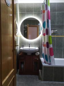 トレドにあるEl rincon de Toledoの洗面台とシャワーカーテン付きのバスルーム