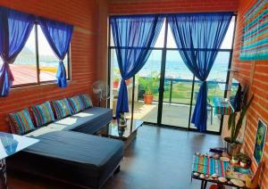 洛佩斯港的住宿－LOFT BEACH 100m2 private apartment，带沙发的客厅和部分窗户。