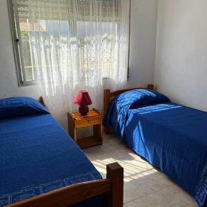 a bedroom with two twin beds and a window at Las Dulcineas in La Paloma