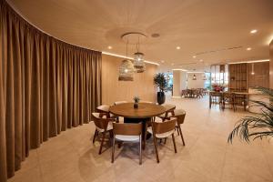 a dining room with a table and chairs at Mara Sea View Apartment in Năvodari