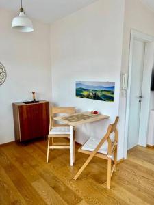 um quarto com uma mesa, 2 cadeiras e uma secretária em Bioappartement mit Garten, Waldnähe, Blick ins Inntal 100m em Simbach am Inn