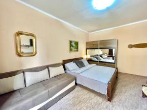 een slaapkamer met 2 bedden en een bank. bij Apartment Centar in Podgorica