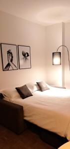 - une chambre dotée d'un lit avec 3 photos sur le mur dans l'établissement Appartamento Perini, à Trente