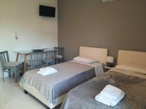 Posteľ alebo postele v izbe v ubytovaní Galotel Agnoudas near the airport