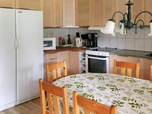 A kitchen or kitchenette at Holiday home GOTLANDS TOFTA VI