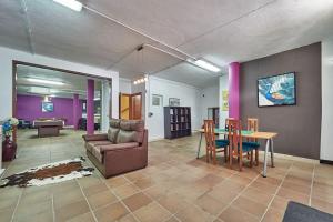 ein Wohnzimmer mit einer Couch und einem Tisch und Stühlen in der Unterkunft Villa ilusions en Olivella, Sitges, Barcelona in Olivella