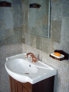 um lavatório branco na casa de banho com um espelho em The Lake Villa em Smolyan
