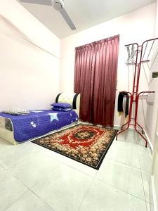 1 dormitorio con cama y cortina roja en D'PAYA HOMESTAY, en Bachok