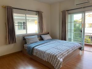 1 dormitorio con cama y ventana grande en Baanmai, Chiangrai House en Ban Pa Tung (7)