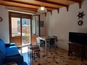 a living room with a blue couch and a table at AFFITTACAMERE DORGALI B&B da ZIETTO in Dorgali