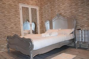 - une chambre avec un lit et un grand miroir dans l'établissement Ghazalle oasis Hotel GB, à El Biar